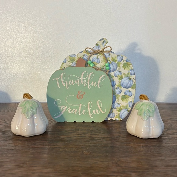 NWT- Thankful & Grateful- Double Wooden Pumpkins Sign & 2 Cream Ceramic Pumpkins - Picture 1 of 17